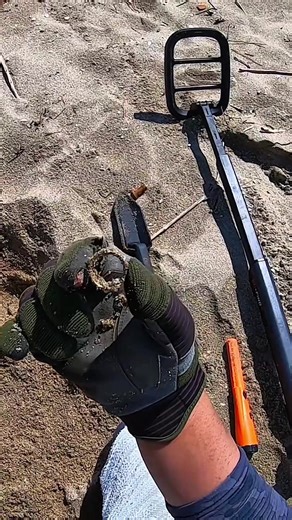 My Detector wouldn't stop SCREAMING! 🔊💰#treasurehunting #metaldetecting #discover