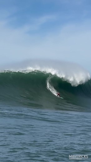 🎄 Mavericks Christmas swell! Watch the full edit from 12.25.2023 up on our YouTube channel. Link in bio. 🏄🏽‍♂️ @huntermurison @allensnewscast @tonylaureano_ 📽️ @carptarpitz ✂️ @Shannon Reporting #mavericksawards #christmas #deckthehalls #christmasswell #swell #waves #surf #surfing #halfmoonbay #mavericks #hmb