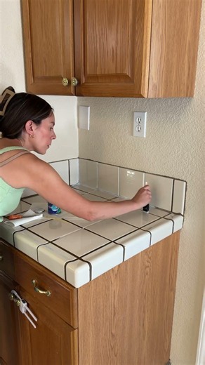 Painting my kitchen counters🫣 #kitchenmakeover #homediy #budgethome #homerenovation #momonabudget