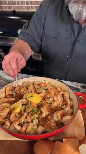 give ‘er that shrimp AND that butta… Grilled Shrimp & Garlic Butter Recipe - 2lbs raw shrimp 13-15 count, peeled and deveined - 1lb butter - 1 shallot finely chopped - 4 cloves garlic minced - 2 Tablespoons olive oil - 1/4 cup white wine - 2 Tablespoons fresh parsley chopped - 2 lemons - 2 Tablespoons @killerhogsbbq Off Shore Buttery Seafood Seasoning - 2 Tablespoon Malcom’s King Craw Cajun Seasoning Directions: 1. Fire up a grill for 2 zone cooking - hot and cool side. 2. Place a grill-safe lar