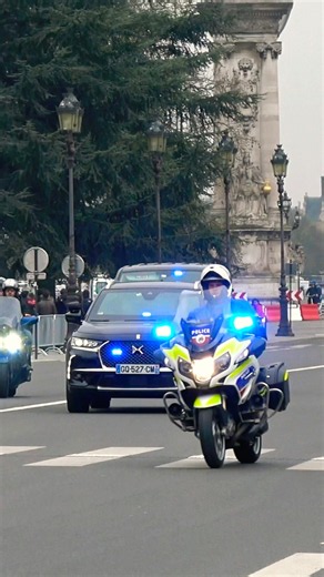 🚨 Police Escort a Government Convoy in Paris