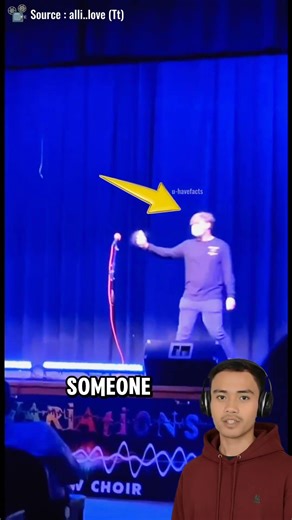 The Mic Cleaner Who Became the Crowd Favorite 😂👏