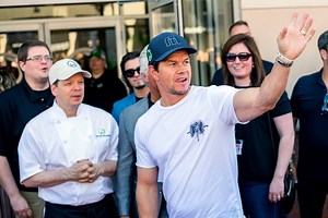 26K views · 596 reactions | Actor Mark Wahlberg and his brother Paul were welcomed by hundreds of fans as they visited the newest location of Wahlburgers in Flint Township. | The Flint Journal | Facebook