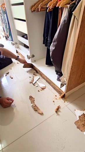 JS ENVELOPAMENTO PROFISSIONAL on Instagram: "Não jogue fora, transforme! De móvel antigo a peça de design com Palha Essencial e Carvalho Pamplona. ​O rodapé estava estufado, mas o potencial era gigante. Arraste para ver essa renovação! 🛠️ . . . #asmr #envelopamento #decor"