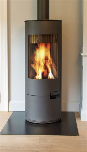 🔥 Design arrondi, flamme visible sous tous les angles et base pivotante à 360°. Le poêle à bois Olympia Katara allie élégance et confort pour créer une ambiance chaleureuse au quotidien. 📍 Battice, Gembloux, Rocourt, Wavre | Cheminées Liégeois