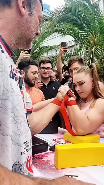 Devon Larratt vs Muscle Barbie Girl in Armwrestling! 💀⚡️