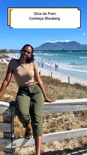 Cape Town para Brasileiros on Instagram: "L Por que visitar Blouberg, em Cape Town? 🇿🇦✨ 📍 A vista mais icônica da Table Mountain De Bloubergstrand você tem aquela foto perfeita da montanha + oceano + skyline da cidade. É o cartão-postal REAL de Cape Town. 🌊 O que ver por lá? • Praias lindas como Bloubergstrand e Dolphin Beach • Kitesurfers colorindo o céu (é um dos melhores lugares do mundo pra isso!) • Caminhadas à beira-mar com aquele vento fresquinho • Cafés e bares costeiros cheios de ch