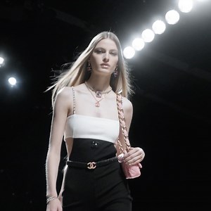 110K views · 4.2K reactions | The CHANEL Spring-Summer 2022 Ready-to-Wear collection. Camera Fujifilm XT3 See all the looks at chanel.com/-RTW_SS22 | CHANEL | Facebook