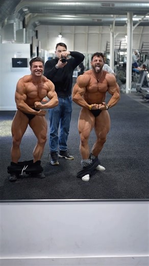 Eric Janicki 🌎 Transformation Specialist on Instagram: "I guess only one of us got the ‘glutes out’ memo 🫠 Who you got ⁉️⬇️ #bodybuilding #posing #glutegods"