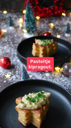 Luuk van Merwijk on Instagram: "Pasteitje met kipragout Een échte klassieker. Geniet van een lekker pasteitje met kipragout. 🎄 Staat ie op jouw kersttafel dit jaar? Wat heb je nodig? * 75 gr roomboter * 2 el bloem * 300gr kipfilet * 500ml groentebouillon * 15 gr verse peterselie * Peper en zout * 4 bladerdeegbakjes kerstboomvorm De bereiding: Bak de pasteitjes af volgens de aanwijzingen op de verpakking in de airfryer of oven. Verwarm 0,5l water in een steelpan en kook de kip ruim 20 min totdat