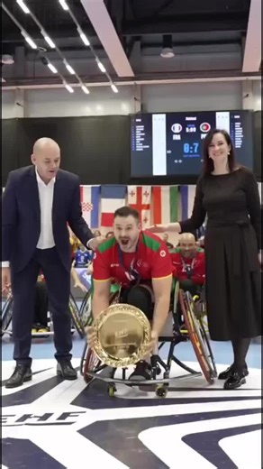 Goncalo Lopes on Instagram: "O leiriense João Jerónimo voltou hoje a erguer o título de campeão europeu, ao liderar a Seleção Nacional que se sagrou Campeã da Europa de andebol em cadeira de rodas (ACR4). Portugal completou uma competição exemplar, vencendo todos os jogos e confirmando na final frente à França a força, a união e o talento desta equipa. O João, que foi melhor marcador da decisão, reafirmou a sua capacidade de liderança e a determinação que fazem dele uma referência no desporto in