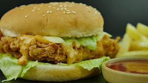 569K views · 82 shares | Like our Page for best Ramzan Recipes. Try this crispy chicken burger recipe and enjoy. | Smart Sauces & Canola Oil | Facebook