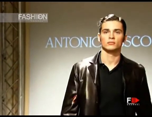 Tom Welling: 90s Fashion Model on Runway