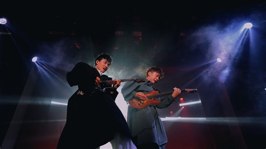 NHIỀU CHUYỆN live at Đại Khải Hoàn Tour 2025 - TỐI THƯỢNG “NHIỀU CHUYỆN” dù đã được đem đi biểu diễn khắp các sân khấu từ rất lâu nhưng đến tận bây giờ, chẳng ai biết khi nào bài hát này sẽ chính thức được phát hành (trừ tụi mình). Dấu ấn của “Nhiều Chuyện” sẽ được viết tiếp chứ không chỉ dừng lại ở ĐẠI KHẢI HOÀN TOUR 2025 - Tối Thượng! -------------------------------- Khắc: Ấn tích Tối Thượng chuyển mình. | The Flob