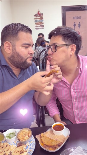 JanMigueliando on Instagram: "🍽️ ¡Nos fuimos a probar @eltoritosabores y casi no salimos de ahí! 🐂🔥 Este lugar tiene DE TODO: carne jugosa, pupusas, sopas, comida mexicana… 😋 Y todo está tan bueno que hasta el camarero quería sentarse a comer con nosotros 🤣 📍Si sos de buen diente, tenés que venir a El Torito. No hay excusa… vení con hambre, porque aquí se come de verdad 😎💪 #ElTorito #JanMigueliando #ComidaSalvadoreña #FoodLovers #ComidaMexicana #Pupusas #CarneAsada #TikTokSV #FoodTok #Re