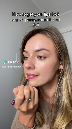 Glossy Lips Tutorial: Achieve Smooth and Full Lips