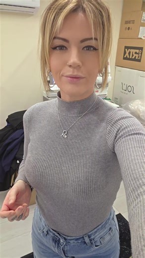 Stop scrolling… because this might be the cutest gift you’ll see today 🐾❤️ This beautiful embroidered hoodie features an adorable pair of dachshunds stitched in stunning detail, finished with personalised paw prints and names on the sleeve to make it truly yours. Whether it’s for Mother’s Day, a birthday, or just because, this is the perfect gift for any dog mum who treats their fur babies like family (as they should 🐶). ✨ Fully embroidered – not printed ✨ Personalised with names of your choic