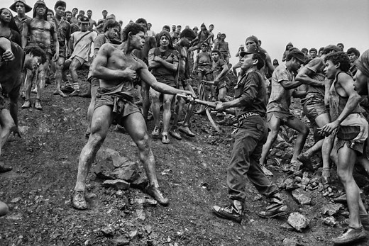 Sebastião Salgado’s impressive photos: This was Brazil’s largest & most dangerous gold mine
