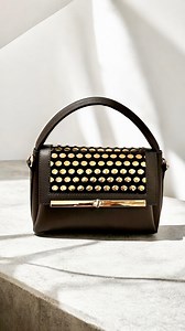 585K views · 13K reactions | ✨ Crea la tua Mini Bag in Similipelle! ✨Scopri il mio tutorial facile per realizzare un accessorio unico e alla moda in pochi passi! Non perdere l'occasione di esprimere il tuo stile! #fashion #pochette #cucito #acessorios #diybag #creatività #handmade #creativityeveryday #bag #creativity #tutorial | KIKA Tutorial Creativi | Facebook