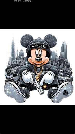 mickey_mouse.🕸️ Reels on Instagram‎: "Follow me for more..! فيلم "وحيد في المنزل" (Home Alone) الذي صدر عام 1990 ليس مجرد كوميديا عائلية، بل هو عمل يجسد شجاعة ودفء مشاعر طفل تُرك وحيدًا. خلف الزينة المبهجة للميلاد والموسيقى المفرحة، تتسرب مشاعر الوحدة ولحظات النمو التي يشعر بها "كيفن". في البداية، تبدو فكرة بقائه وحيدًا في المنزل كإحساس بالحرية والإثارة، لكن مع مرور الوقت، تقترب المشاعر الهادئة التي يواجهها "كيفن" في كل أرجاء البيت الصامت أكثر فأكثر. مائدة الطعام الفريدة، الليالي الهادئة، صوت ا
