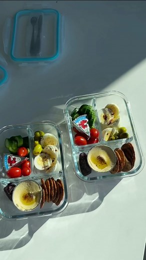 Adult Lunchable are a quick and nutritious meal idea, especially for days when you really don’t feel like putting a meal together. #dietitian #nutrition #weightloss #snackbox #adultlunchables
