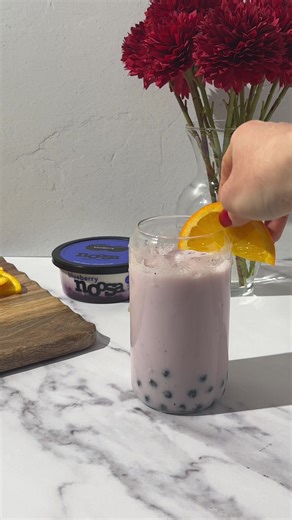 noosa blueberry bubble tea.. absolutely🧋🫐 Ingredients • 1 green tea bag • ¼ cup boba tapioca pearls • 1 Tbsp honey • ½ cup milk • ½ cup of noosa Blueberry yoghurt Method 1. Prepare the tea by steeping tea bag in a cup of boiling water for 5 minutes. Discard the tea bag and set tea aside to cool. 2. On the stove top, bring a medium pot of water to the boil and add tapioca pearls. These will sink and then rise to the surface of the water. Reduce the heat and simmer for about 25 minutes, stirring