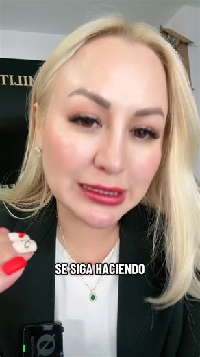 🎙️ En Colombia, agredir a un policía o militar en ejercicio de sus funciones no es protesta, es delito, y la ley ya empezó a aplicarse con contundencia. 📌 Artículo 429 del Código Penal: El que ejerza violencia contra un servidor público puede recibir entre 4 y 8 años de prisión. 📌 Artículo 429C: Si la víctima es miembro de la Fuerza Pública, la pena se agrava entre la mitad y las dos terceras partes. 🔪 ¿Usaste arma blanca, piedra, botella o cualquier objeto letal o contundente? ➡️ ¡La pena p