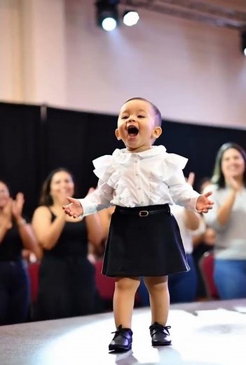 Confira esse mini desfile impressionante 💖👗👉 curta e compartilhe!#DesfileInfantil #FofuraMáxima