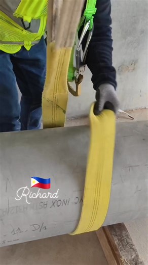 👉 Proper shackle orientation saves lives - pin on the moving side, bow on the Sling side. Small detail, major safety impact. ⚠️ 💪 #construction #site #lifting #safetyfirst | Richard Villanueva