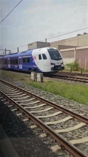 ariva Limburg flirt vetrekt van station Maastricht richting Roermond tegelijk ariva flirt Kerkrade