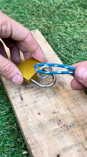 92K views · 355 reactions | The lock-and-rope trick only a few people know Simple, secure, and surprisingly clever. #USA #SafetyHack #SmartTrick | DIY FUSE | Facebook
