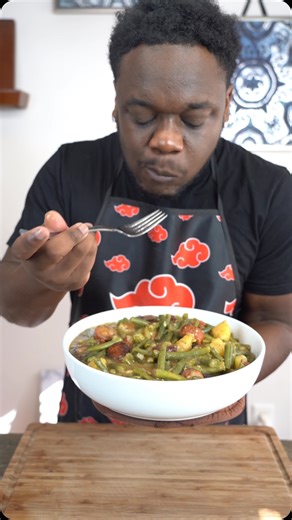 12K views · 185 reactions | Smothered Green Beans Just Hit Every Time! Comment “Green Beans” 﫛For The Full Free Recipe! If You Need Something Quick, Easy, Delicious For Thanksgiving This Is The Dish For You! Grocery List Below! Grocery List - Fresh Green Beans - Flour - Andouille Sausage - Bacon - Onions - Garlic - Yukon Gold Potatoes - Chicken Broth - Nature Seasoning - Cajun Seasoning #atlchefd #thanksgiving #sidedishes #mealsathome #comfortfood | Chef Darius | Facebook