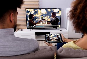 Vous souhaitez transformer votre téléviseur en Smart TV et consulter vos jeux, vidéos et films préférés sur un grand écran ? 📱💻 Utilisez ce boîtier miroir WIFI sur n'importe quel écran et profitez des contenus de votre smartphone sur votre téléviseur 🤩. | Brandly
