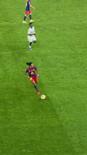 Сонтрол Лега 是 on Instagram: "년 개봉한 영화 “A Beautiful Mind”는 단순히 천재 수학자의 삶을 다룬 작품이 아니라, 인간이 내면의 혼란 속에서도 어떻게 사랑과 신뢰로 자신을 되찾아가는지를 보여주는 깊은 이야기입니다. 화려한 계산 장면보다 존 내쉬가 마음속 그림자를 이겨내려는 순간들이 훨씬 더 오래 기억에 남죠. 특히 그가 현실과 환상 사이에서 흔들리면서도 끝까지 아내를 향한 마음을 놓지 않는 모습은 묘하게 가슴을 저릿하게 만듭니다. 이 영화에서 감정을 완성시키는 요소는 바로 잔잔한 피아노 선율과 차분한 배경음악입니다. 처음에는 조용히 스며들지만, 어느 순간 관객도 모르게 내쉬의 감정에 같이 잠기게 되죠. 후반부, 아내가 내쉬의 손을 잡아주던 장면에서는 음악과 화면이 자연스럽게 겹쳐지면서 눈시울이 뜨거워지는 경험을 하게 됩니다. 많은 이들이 “이 장면만 떠올려도 이상하게 마음이 찡하다”고 말하는 이유도 그 때문일 겁니다. 이 영화가 여러 상을 휩쓴