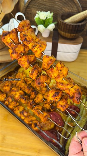 Tuğba Dereli Şimşek on Instagram: "Bu marinasyon tarifini asla kaybetmeyin‼️Mangal tadında Tavuk Şiş🤤 İster fırında yapın ister mangalda marinesini böyle yapın tadına doyamayacaksınız bu tarifde çok iddialıyım😊 📌750 gr tavuk( ben göğüs kullandım ama kemiksiz kalça da olur) 📌marinasyon için; 1 yemek kaşığı salça 1 dolu yemek kaşığı yoğurt Yarım çay bardağı zeytinyağı Yarım madem suyu 3 diş sarımsak Tuz, karabiber, kimyon, kırmızı toz biber, kekik 📌 marinasyon için olan malzemeleri büyük bir 