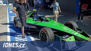 Pištící elektrické formule závodí na slavném letišti Tempelhof - iDNES.tv