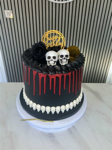 Decorate a cake with me 🩸🖤 the perfect drip and piping 😜 #cakeinspo #decoratewithme #dripcake #pipingbuttercream #fyp