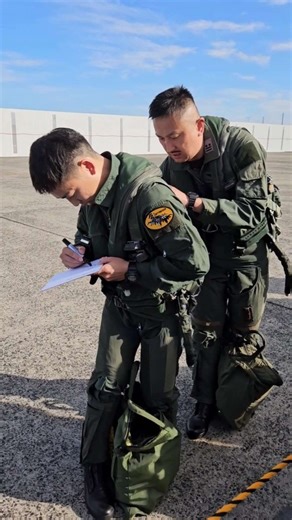 女1人でブルーインパルスを追う🍊みかん on Instagram: "無言でもサッと背中を差し出す😂 阿吽の呼吸👏👏 築城基地航空祭 第六飛行隊 F-2戦闘機パイロット 🍊🍊🍊🍊🍊🍊 ブルーインパルス🚨速報🚨は インスタの ストーリーズで 発信中🎉 見逃さないように フォローしておいて😊🌷 👇 🍊@mikan.sky.8🍊 . 女1人でブルーインパルスを追う 元ホテルマン みかん . . 🔔無言フォロー 💬コメント 大歓迎です😊💕 . . 🔖保存マーク 押しておくと カンタンに見返せます🔁 . . 紙ヒコーキマークから 【ストーリーズに追加】 してもらえると とびはねて喜びます😆🎉💕 . . . . . . ✈ . . . . ✈ . . . . . . . ✈ . . . . . . . . . . ✈ . . . . . . . . . . . . . ✈ . 航空自衛隊 ブルーインパルス blueimpulse 航空祭 江尻隊長 エッジ 川島班長 ベンガル 御厨班長付 ミック 松永さん スポック 永淵さん トンボ 松浦さん ジ