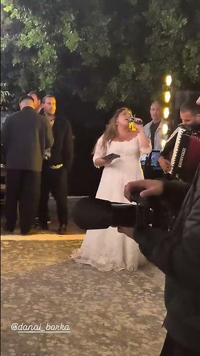 Δανάη Μπάρκα και Φάνης Μπότσης - Τραγουδάει στο γάμο της !