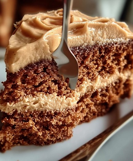 Gingerbread Cake with Cinnamon Molasses Frosting Ingredients: - 2 1/4 cups all-purpose flour - 1 teaspoon baking soda - 1 teaspoon ground cinnamon - 1 teaspoon ground ginger FuII Recıpe in Fırsτ Coʍmеոτ 👇 Enjoy ❤️👇 | Yummy Homemade Recipes