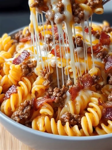Bacon Cheeseburger Pasta Bake All the flavors of a bacon cheeseburger tossed into creamy, cheesy pasta. Yield: 4–6 servings Time: 35 minutes Temp: Bake at 375°F (190°C) Key Ingredients First 12 oz rotini pasta 1 lb ground beef 1 cup shredded cheddar cheese ................................. Full Recipe in First Cօʍʍеոτ 👇 | Tasty American Kitchen