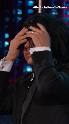 ¡Tampoco hubiéramos aguantado la risa 🤣! Este domingo a las 10p/9c tendremos más carcajadas en #DeNochePeroSinSueño con @adrian.uribe por #Univision