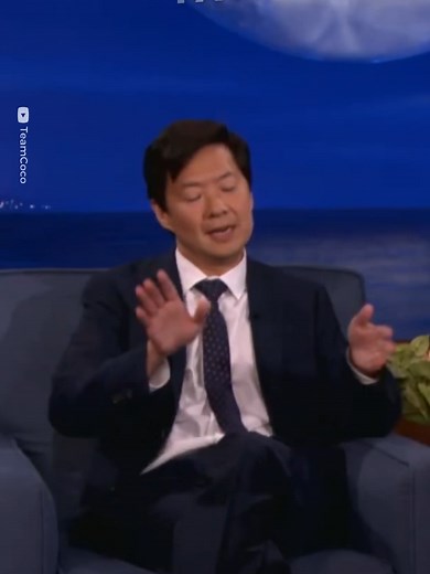 😬 Ejecutivo de Warner lo DESTROZÓ en su cara #español #curiosidades #hollywood #estrellas #hangover Nadie esperaba esto 😳 Durante la promoción de The Hangover Part II en Corea, Ken Jeong vivió un momento brutal: un ejecutivo de Warner Bros. le dijo directamente en su cara que no le agradaba. Una historia incómoda, inesperada y totalmente real que muestra el lado más duro de Hollywood 🎬 👉 ¿Te imaginas escuchar eso en pleno evento? 👉 Aun así, su reacción demuestra por qué terminó siendo un íc