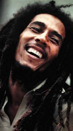 Este viernes 6 de febrero, Bob Marley cumpliría 81 años. Nacido en 1945 en Nine Mile, Jamaica, Robert Nesta Marley llevó el reggae más allá de su isla y lo convirtió en un fenómeno global con The Wailers. Su música mezcló ritmo y mensaje social, destacando canciones como "One Love", "Three Little Birds" y "Redemption Song". Tras firmar con Island Records, Marley alcanzó el ojo del mundo con "Exodus" (1977), considerado un hito del género. Su recopilación "Legend" (1984) sigue siendo el álbum de 
