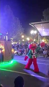 Yesterday at SeaWorld Orlando at sesame Street watching the sesame Street Christmas parade part 3.