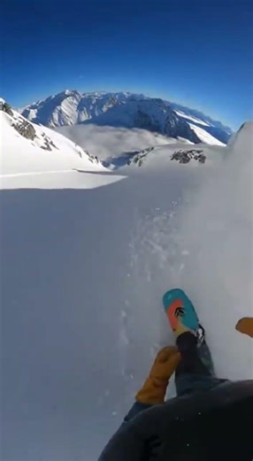 OUTRUNNING A MASSIVE AVALANCHE! ❄️ (Extreme POV) #Snowboarding #Avalanche #ExtremeSports #shorts