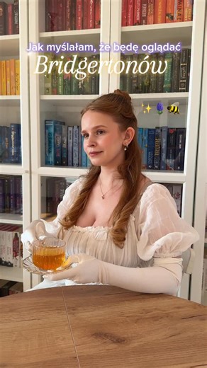 Natalia 🎀 | bookstagram | lifestyle | cosplay on Instagram: "Najlepsza przekąska do oglądania to…? 🍿Oglądacie czasem filmy/seriale z odpowiednią tematyczną oprawą? ✨🎀 Chiiipsy! No chyba że ktoś mi upiecze/kupi ciasto ✨😆 + Ja bardzo rzadko robię tematyczne oglądanie (tak raz na kilka lat 😂), więc rolka z życia wzięta choć z przymrużeniem oka - bo nie macham tak kotkom. Oj nie. Z moimi mordkami to trzeba zapauzować i dać im 100% uwagi, bo inaczej będzie tak jak na ostatnim memie z poprzednieg