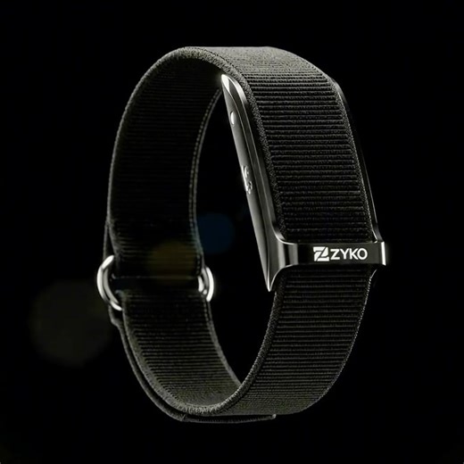 @zyko.watch on Instagram: "Le bracelet connecté ZYKO est conçu pour accompagner votre rythme de vie, jour après jour. Il vous aide à suivre votre activité, votre sommeil et vos performances quotidiennes de manière intuitive. Leger, contortable et discret, Il se porte tacilement toute la journée, au travail comme pendant le sport. Les données sont synchronisées avec l’application mobile compatible iOS et Android, pour un suivi simple et accessible à tout moment. • Produit non médical - données in