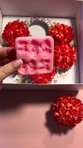 These bow moulds are so easy to use. Just soften your fondant, press it into the mould, and voilà – a perfect little bow every time. Finish it off with a sparkle spray for some extra Christmas magic ✨ | Icing On The Cake School