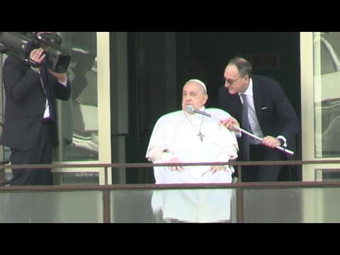 Saluto e pollice alzato: il PAPA si affaccia al balcone del GEMELLI